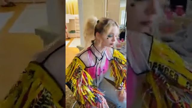 Челлендж «Закинь ногу за голову» Сможешь так же? смотреть онлайн