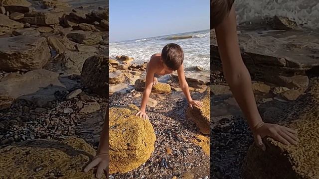 Глубокие отжимания на морских камнях во время шторма. смотреть онлайн