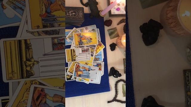 Кто и что говорит за вашей спиной????таро расклад??