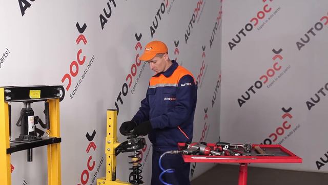 Cum se înlocuiește arc spirala din față pe NISSAN MICRA 2 [TUTORIAL AUTODOC] смотреть онлайн