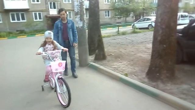 Подарок для Вики-велосипед/Реакция ребёнка на новый велосипед/Детский велосипед NAMELESS Lady 20 смотреть онлайн