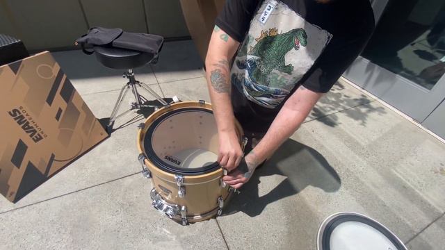 UNBOXING Evans EMAD Clear Bass Drumheads! смотреть онлайн