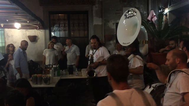 Брасс-бэнд "MagicaBoola" на улицах Piombino, 2016 June смотреть онлайн