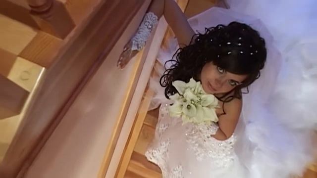 Свадьба зимой, родители встречают молодых с караваем на пороге дома смотреть онлайн