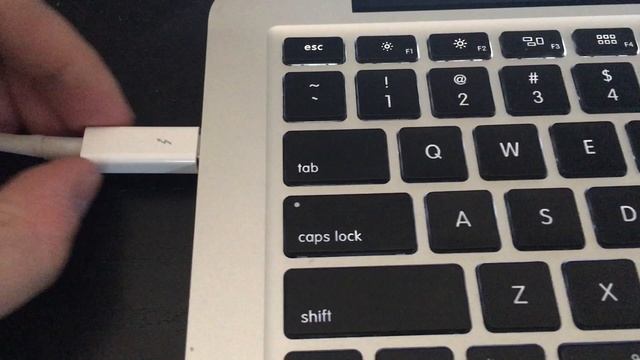 How to plug and unplug your Macbook Pro to a Thunderbolt Display with your left index and thumb смотреть онлайн