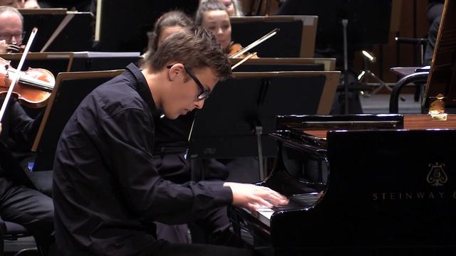 Edvard Grieg: Klaverkonsert i a-moll 1.sats - Eirik Stave (15) смотреть онлайн