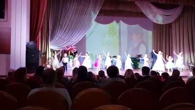Детишки исполняют танец для любимых мамочек на Дне Матери смотреть онлайн
