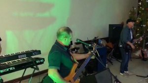 На дискотеке группа играет Машину времени-Кого ты хотел удивить?🤘🎸🥳