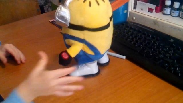 Танцующий и поющий миньон смотреть онлайн