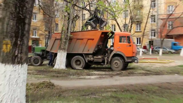 Коммунальные службы спиливают опасные деревья на улице Дьяконова смотреть онлайн
