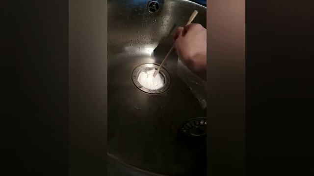 Чистим засор с помощью соды с уксусом, проверим, работает ли этот способ!? смотреть онлайн