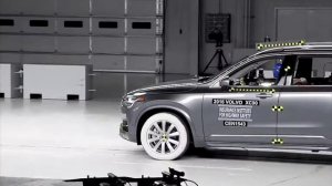 BMW X7 crash vs Volvo XC 90 crash test