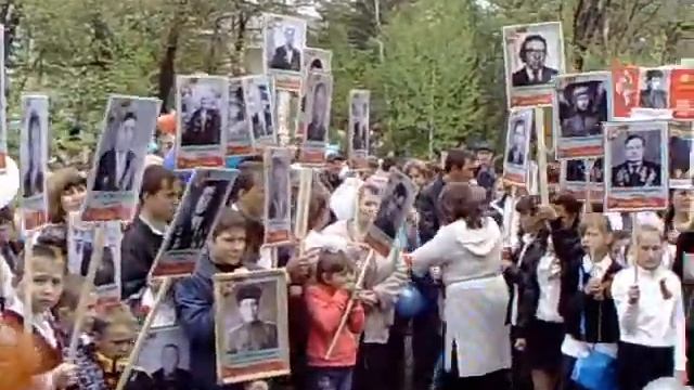 У памятника в Углекаменске в День Победы в 2015 г. смотреть онлайн