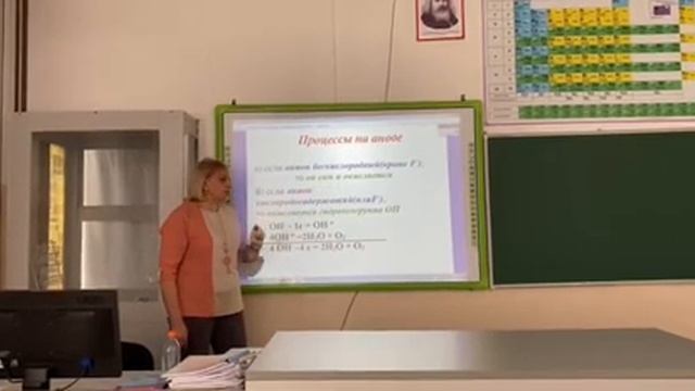 Электролиз расплавов и растворов солей. 10 класс, ОГН смотреть онлайн