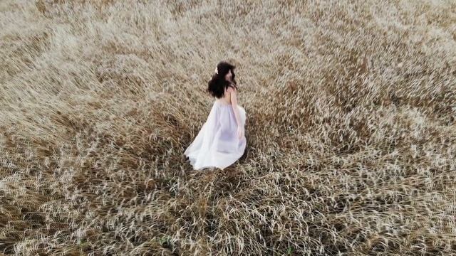Фотосессия в платье Rentaholic в подсолнухах смотреть онлайн