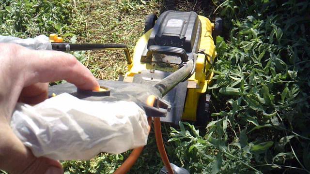 Работа сорнякокосилкой HÜTER