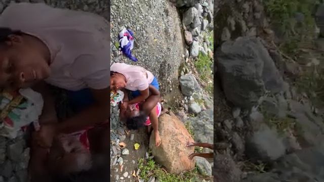 Jamaican Women fighting on the river banks !!! смотреть онлайн