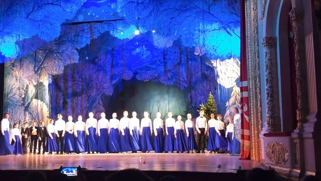 Рождественская песня «Все идут спешат на праздник» смотреть онлайн