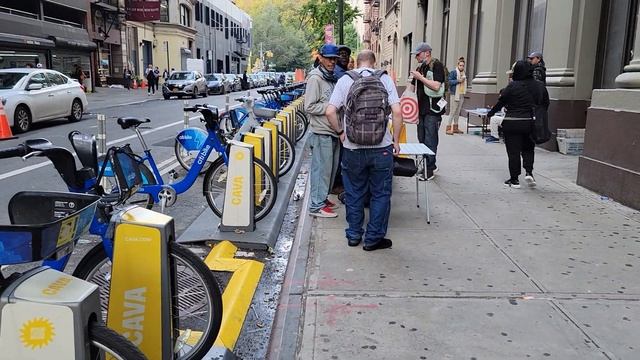 Бесплатные телефоны с подключением раздают на улицах города смотреть онлайн