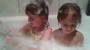 Пенная вечеринка. Маленькие дети в ванной с пеной