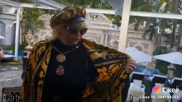 Valentina Aved in Gianni Versace Villa 12028384838 смотреть онлайн