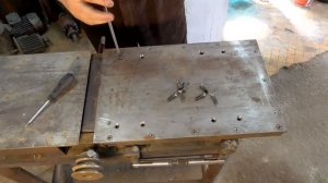 Механизм подъёма строгального стола/  The mechanism of lifting the planer table