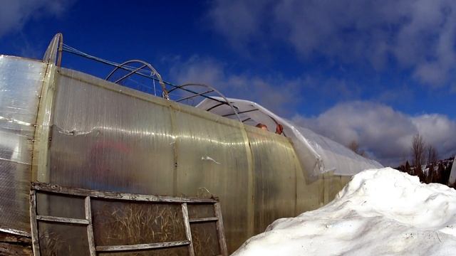КОЛХОЗИМ / НЕОБЫЧНЫЙ СПОСОБ МОНТАЖА ПЛЕНКИ НА ТЕПЛИЦУ смотреть онлайн