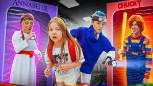 Нашли заброшенную ФАБРИКУ ИГРУШЕК! КУКЛА ЧАКИ и АННАБЕЛЬ ОЖИВАЮТ! Лагерь блогеров!