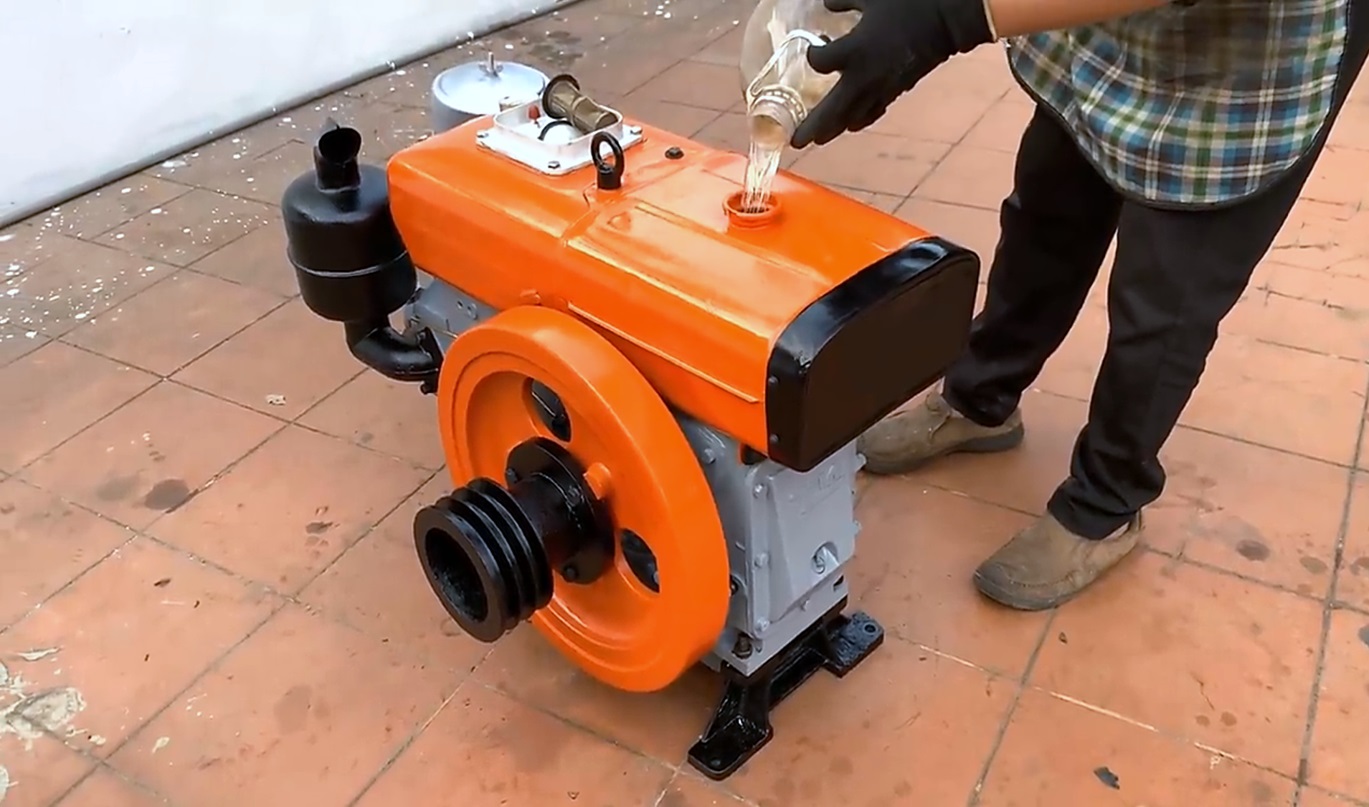 Запуск одноцилиндрового дизельного двигателя Honda 1984 года. Объем 1.5 л, мощность 23 л.с. смотреть онлайн