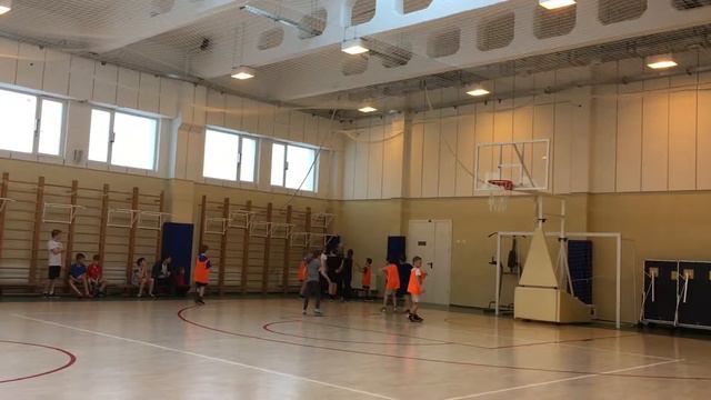 Баскетбол - играем с другой школой. Кто выиграл? смотреть онлайн