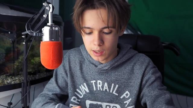 "Как новый" iPhone SE за 14000р - распаковка и активация смотреть онлайн