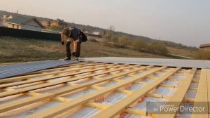 Подъем и монтаж 5 метровых листов  профнастила на крышу в одиночку