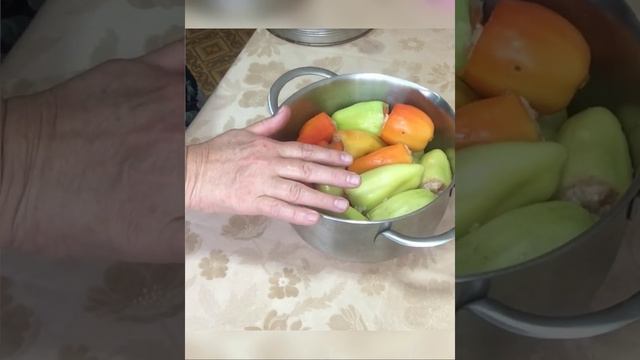 фаршированный перчик в томатно- сливочной подливке. смотреть онлайн