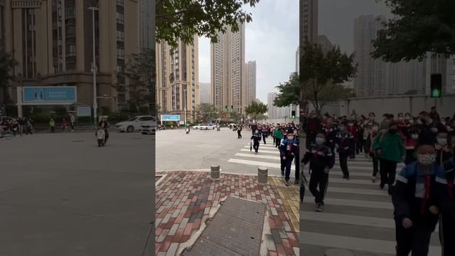 Китайские пионеры идут в школу . Город Сямэнь Китай , февраль 2023 года смотреть онлайн