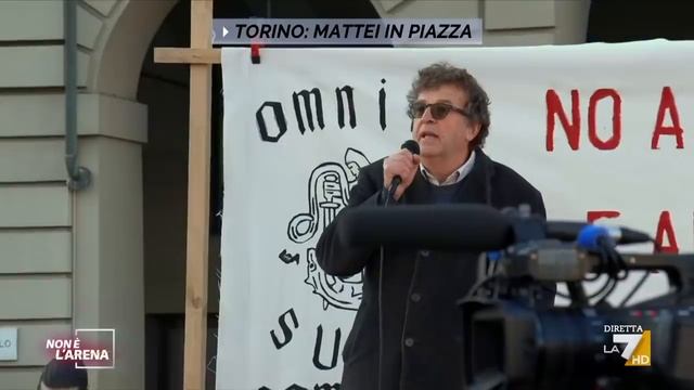 No green pass, il giurista Ugo Mattei in piazza a Torino смотреть онлайн