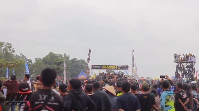 EXCEL 100 MENGHIBUR WARGA LAMPUNG | PENONTONNYA SAMPE TUMPAH KE SIRKUIT смотреть онлайн