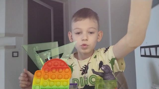 как игрушки меняют цвета в горячей воде или тёплой воде как светится в темноте смотреть онлайн