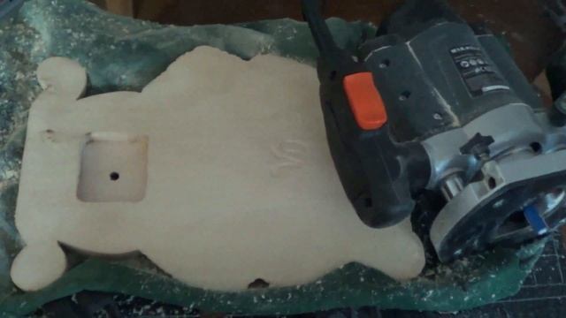 Настенные часы "Мишка". Ручная резьба по дереву. смотреть онлайн