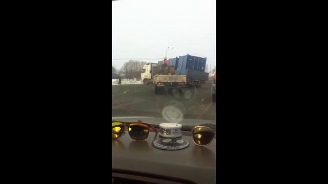 Фура чуть не перевернулась в Южно-Сахалинске смотреть онлайн