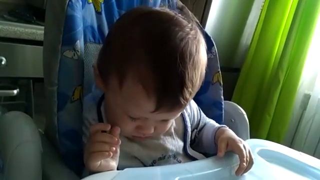 Смешно засыпает малыш смотреть онлайн