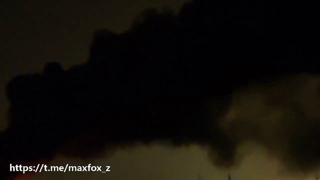 Видео масштабного пожара на одном из складских помещений Петербурга вчера вечером. смотреть онлайн