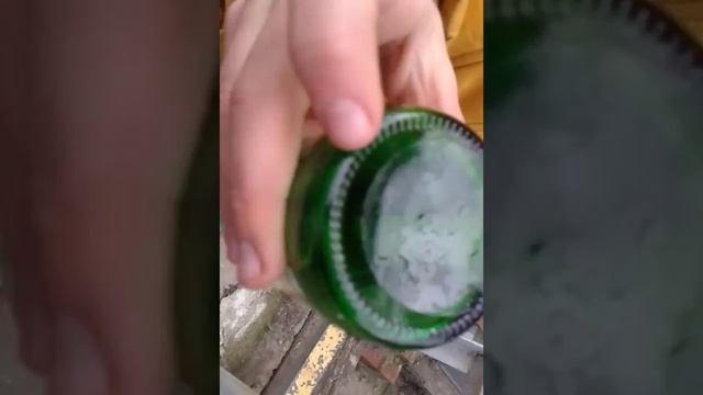 Пытаемся разбить дно бутылки смотреть онлайн