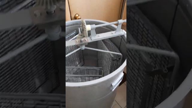 Медогонка 3.х.рам. Оборотная. Нержавейка. привод конический. шестеренчатый. смотреть онлайн