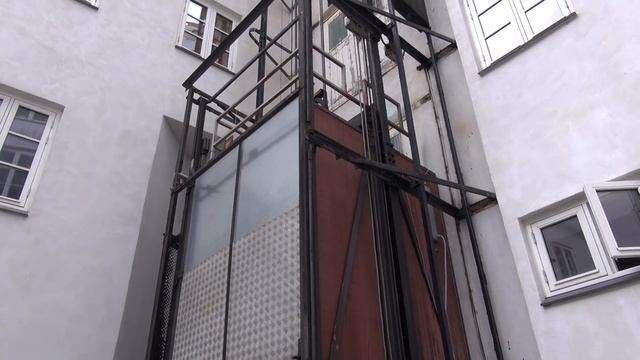 Amazing Historic Outdoor Elevator! смотреть онлайн