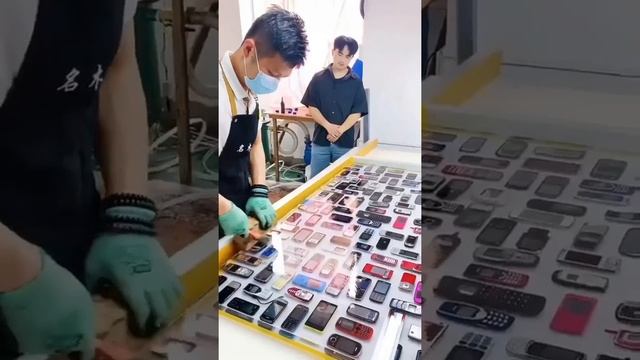 История мобильных телефонов в столе из эпоксидной смолы. Период: "каменный век” смотреть онлайн