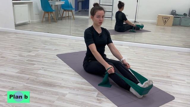 Приведение лопаток сидя