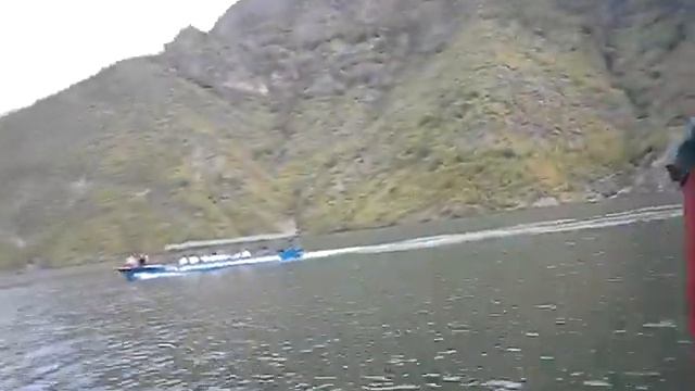 Плывем по озеру Коман в Албании смотреть онлайн