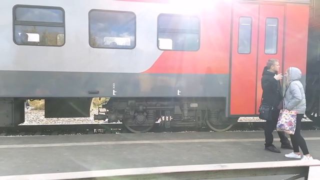 Электропоезд ЭП2Д-0096 прибывает и отправляется с о.п. Совхоз Бердский смотреть онлайн