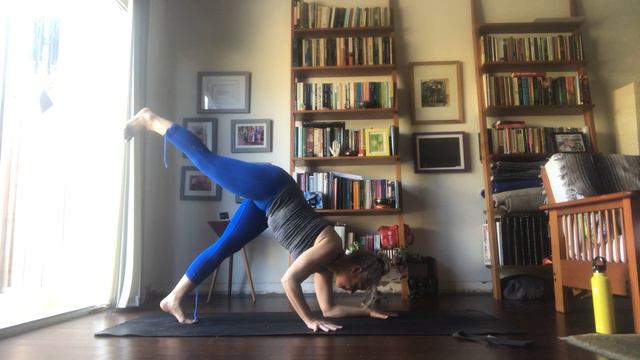Yoga Flow 2/3 - Meanders to Padma AdhoMukhaVrksasana (Lotus Handstand) смотреть онлайн