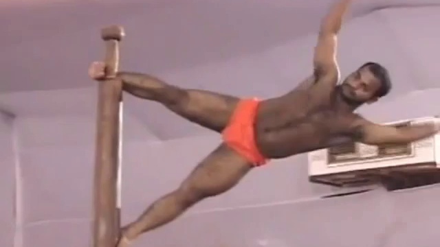 Ему бы в клуб на шесте танцевать! 